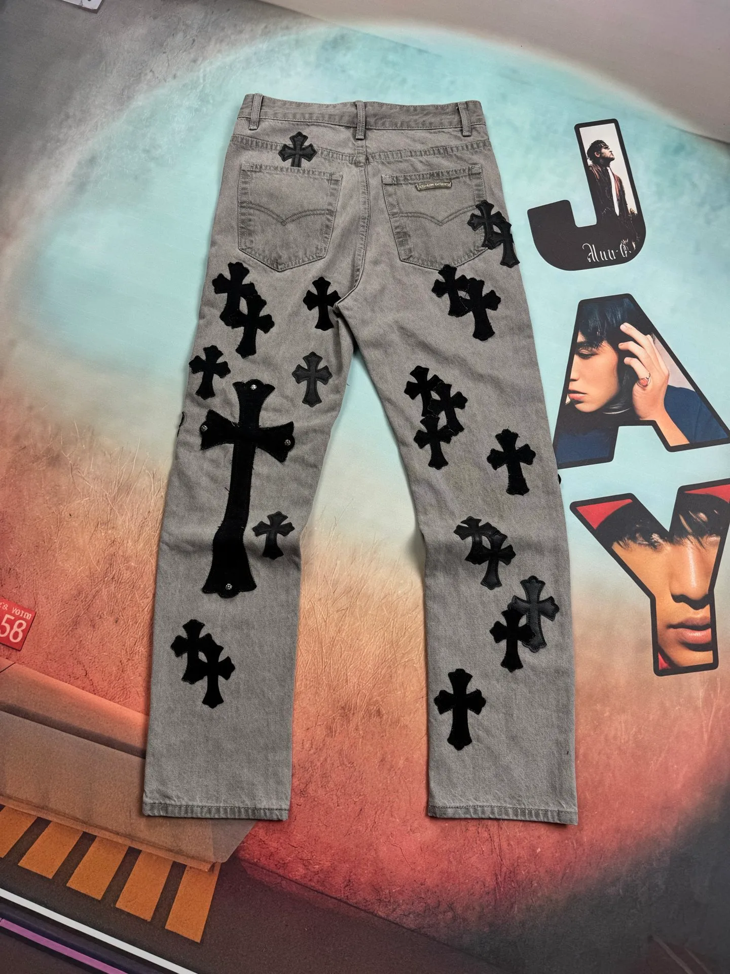 🅿️320 🔘Style No.-KL106 🔘Cro Heart𝐂𝐡𝐫𝐨𝐦𝐞 𝐇𝐞𝐚𝐫𝐭 SexRecords Series Metallic Cross London Limited Gray Ox King Jeans* [Same Style as Pan Weibo] The blockbuster in the fashion world is here! Chrome hearts and SexRecords co-branded the metal-veneer cross-fried snowflake gray London Bull King limited edition jeans. They are definitely top-notch products in the fashion industry. Fashionistas should not miss them! These pants perfectly recreate the vintage feel. The special cowhide produced in Italy is carefully printed and cut accurately by craftsmen. It is then matched with customized sheepskin and is carefully pasted with three layers of thick lines. The overall splicing process is unique, combined with heavy washing and dyeing, and every detail exudes unparalleled design charm. It adopts three-dimensional cutting and has a loose and comfortable fit. It can be easily controlled by any figure and has a great effect of making you taller and slimmer. Carefully crafted by a major manufacturer and following the strict quality control standards of the original factory, the quality is impeccable. Wearing it will instantly transform you into the focus of street fashion.  Size: S M L XL XXL (28.30.32.34.36) Color: Black Gray